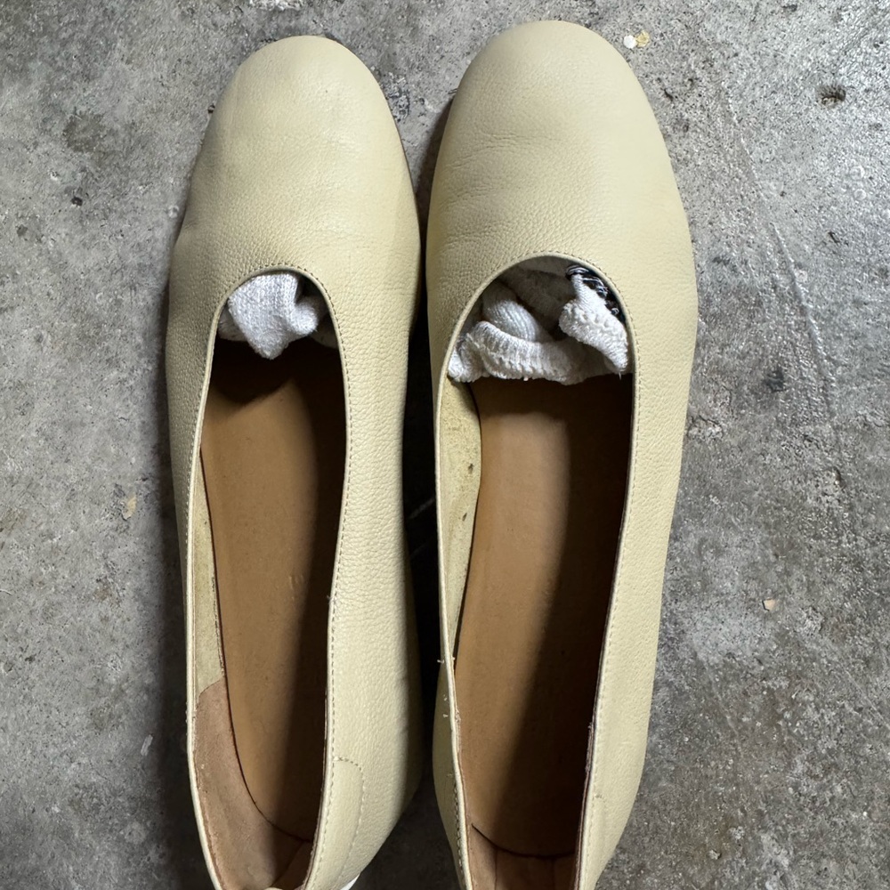 Everlane Cream Ballet Flats Minimalist Design